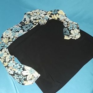 🐙EUC Suzie In the City Blouse w/Sheer Floral